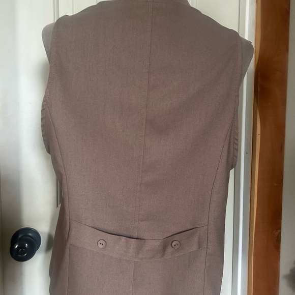Vest - Picture 2 of 7